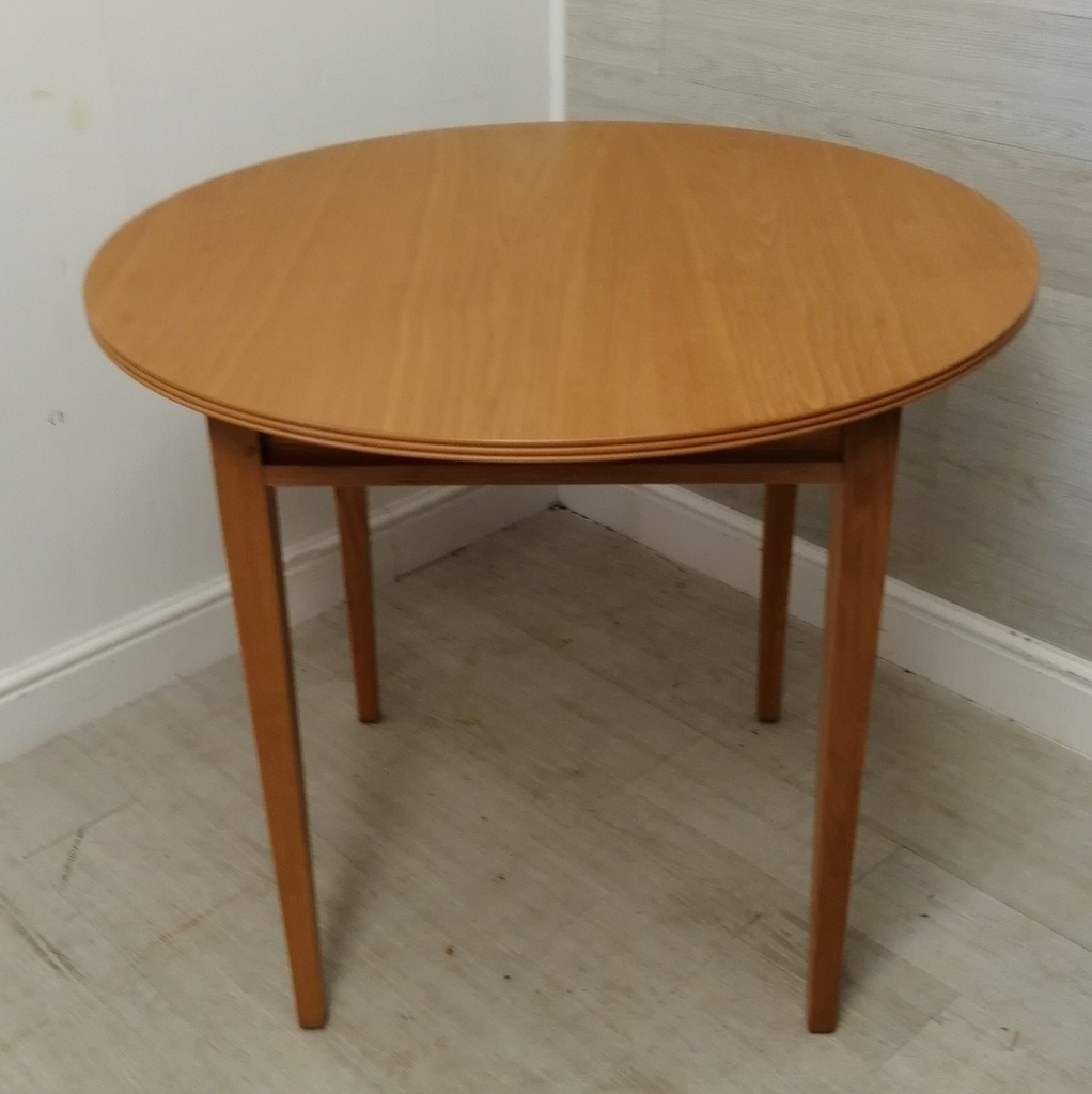 lovely oak style 3ft round neat table