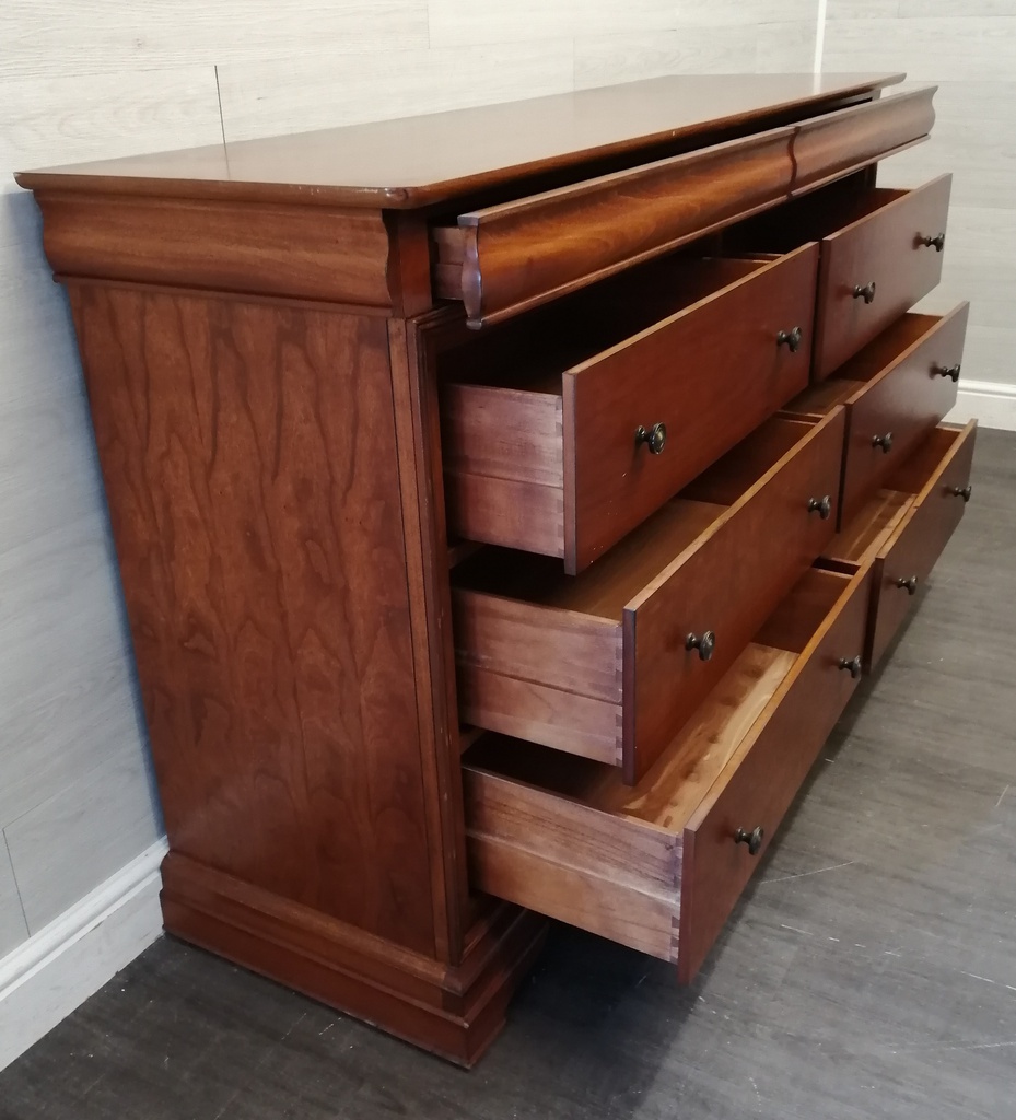 Stunning Willis and Gambier Double Eight Drawer chest