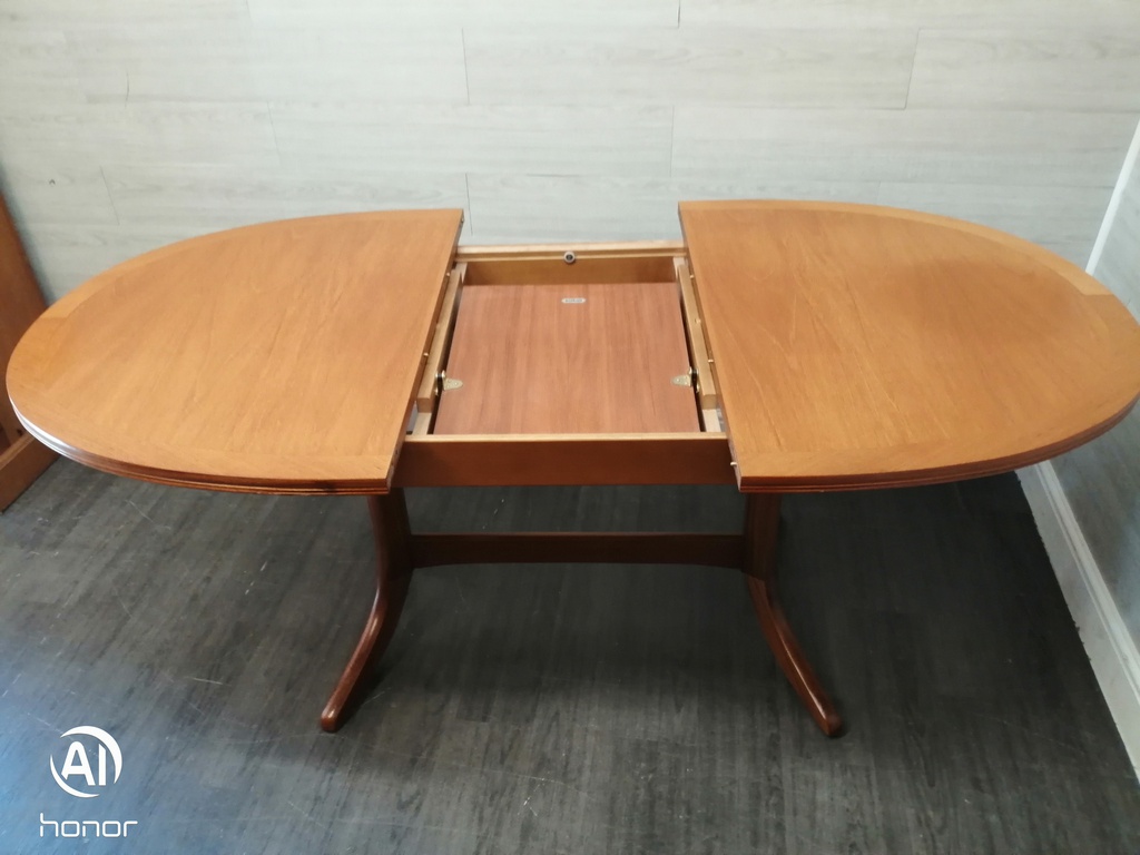 NATHAN EXTENDING DINING TABLE