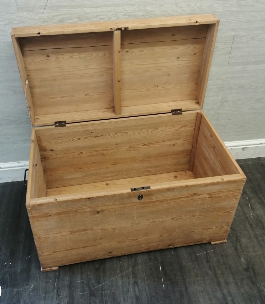 LOVELY OLD PINE DOME TOP BLANKET BOX