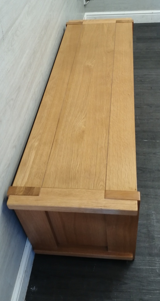 QUALITY OAK TV BENCH/STAND