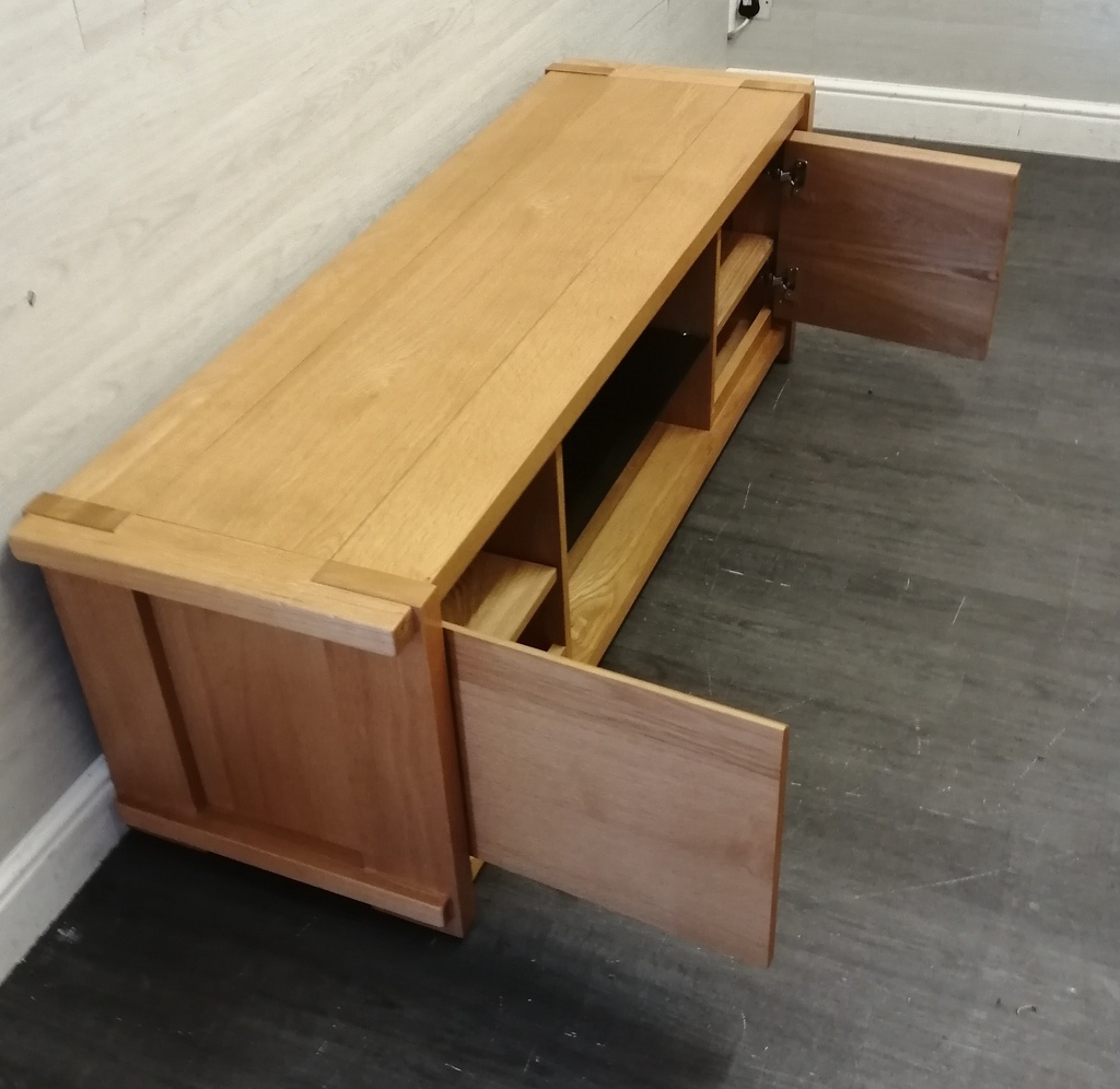 QUALITY OAK TV BENCH/STAND