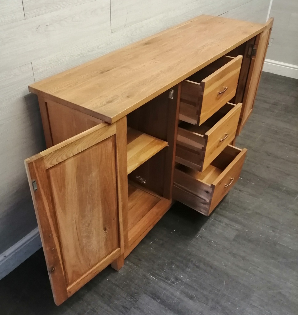 LOVELY NEAT QUALITY OAK SIDEBOARD