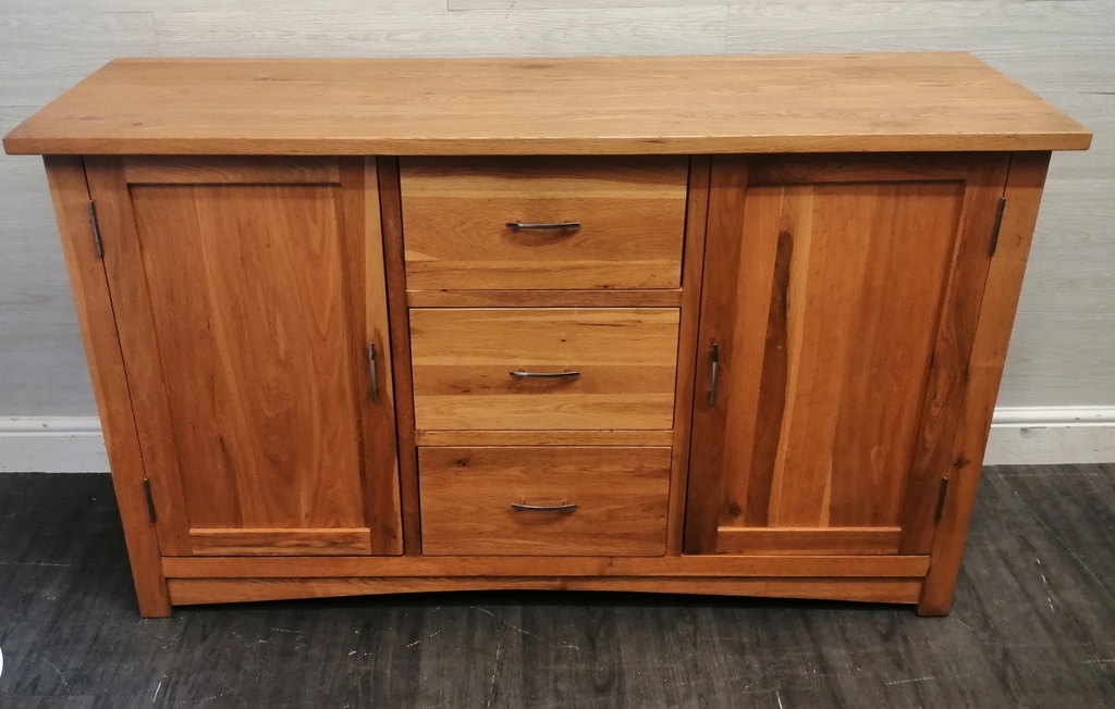 LOVELY NEAT QUALITY OAK SIDEBOARD