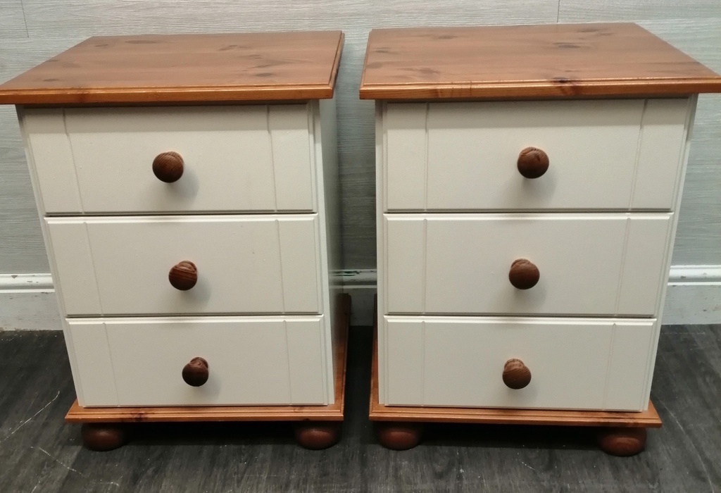 Shaker Style pair of Cream bedside chests
