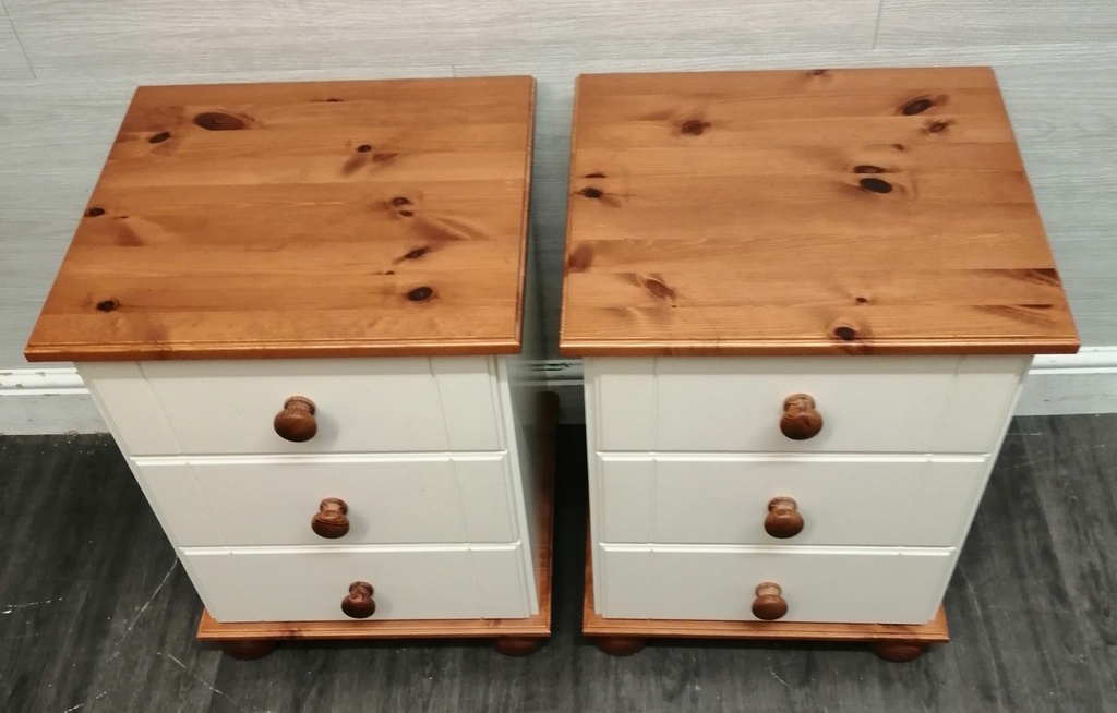 Shaker Style pair of Cream bedside chests