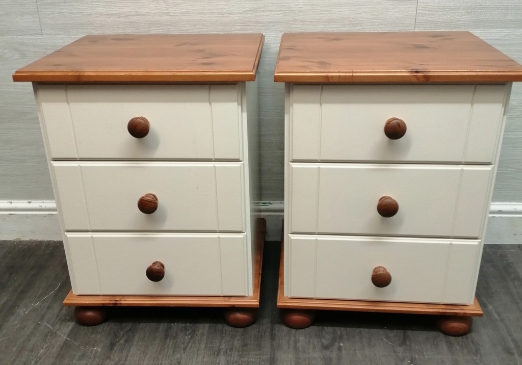 Shaker Style pair of Cream bedside chests