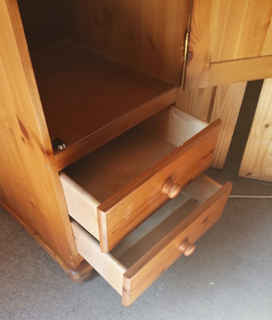 QUALITY SINGLE DOOR PINE WARDROBE