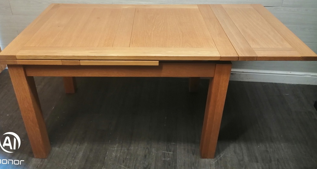 SOLID WOOD EXTENDING DINING TABLE