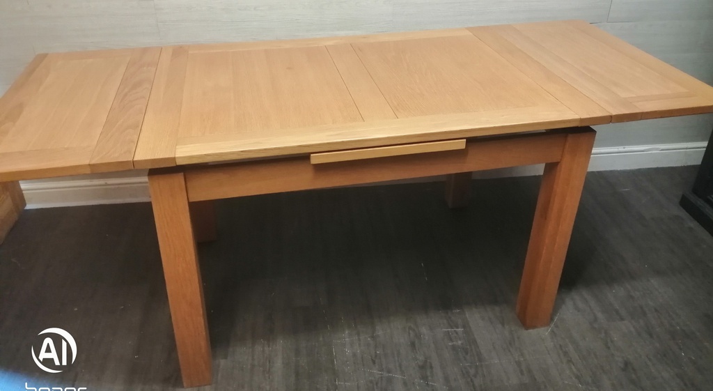 SOLID WOOD EXTENDING DINING TABLE