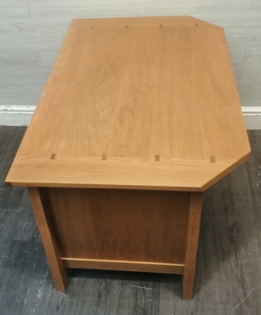 QUALITY CORNER OAK TV STAND