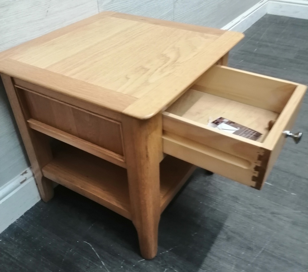 QUALITY OAK BEDSIDE/SIDE TABLE