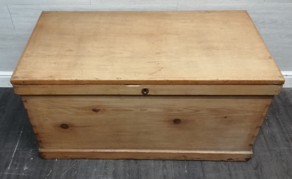 LOVELY LARGE OLD PINE BLANKET BOX /COFFEE TABLE