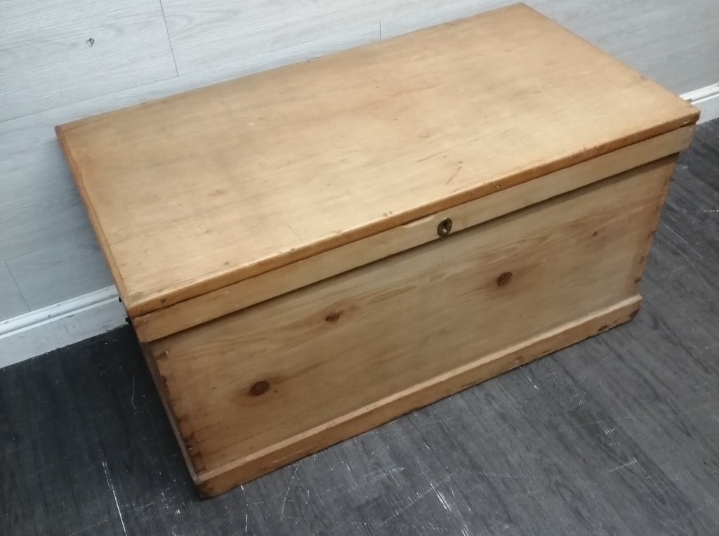 LOVELY LARGE OLD PINE BLANKET BOX /COFFEE TABLE