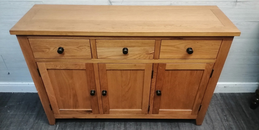 LOVELY SOLID OAK SIDEBOAD