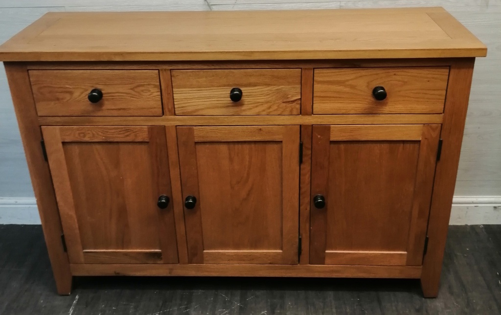 LOVELY SOLID OAK SIDEBOAD