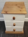 QUALITY SHAKER STYLE CREAM BEDSIDE CHEST OF THREE DRAWERS
