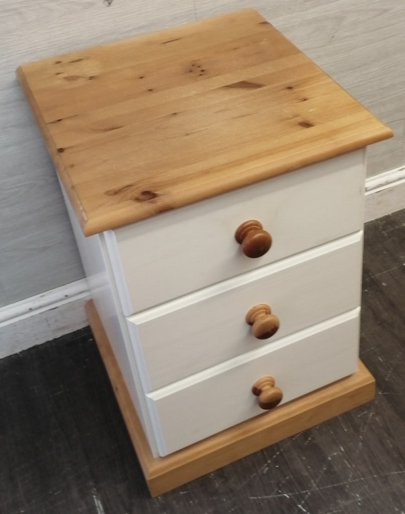 QUALITY SHAKER STYLE CREAM BEDSIDE CHEST OF THREE DRAWERS