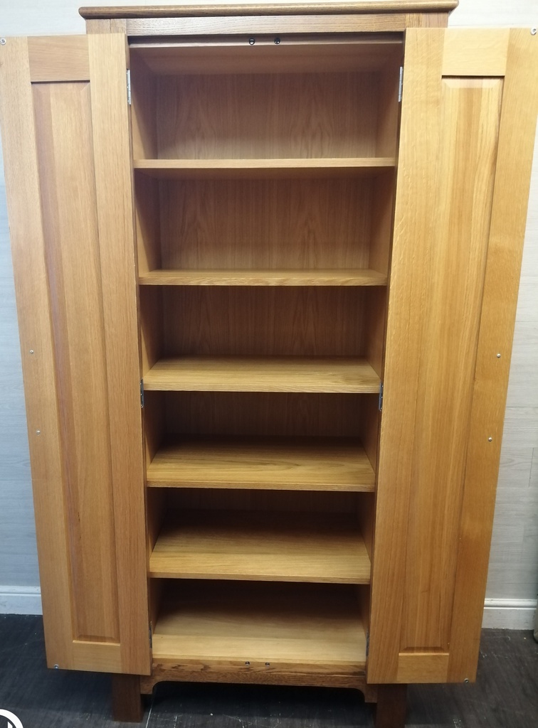 TOP QUALITY SOLID OAK CUPBOARD