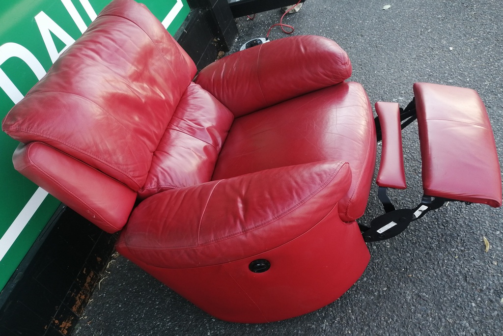 QUALITY RED LEATHER ELECTRIC RECLINER ARMCHAIR