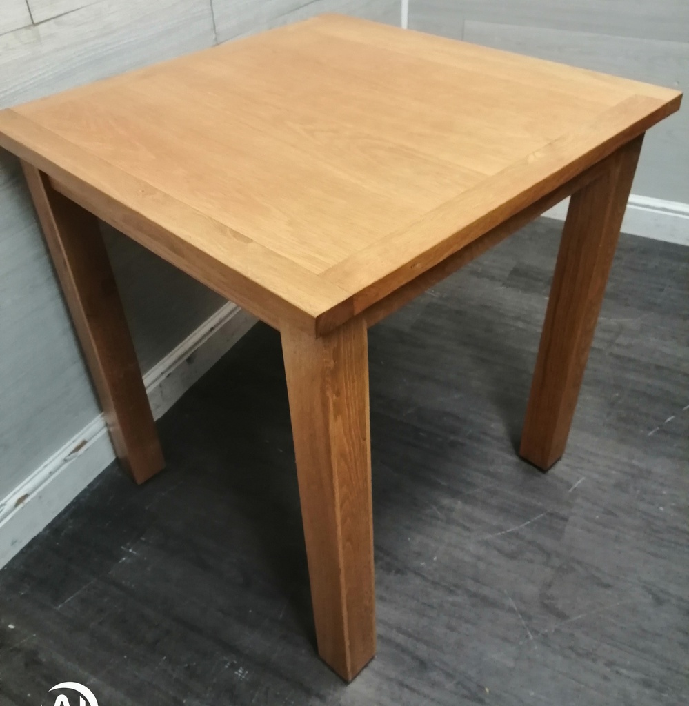 NEAT SQUARE OAK DINING TABLE