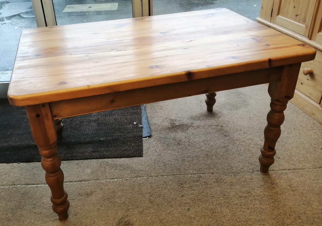 SOLID PINE 4FT 7" DINING TABLE