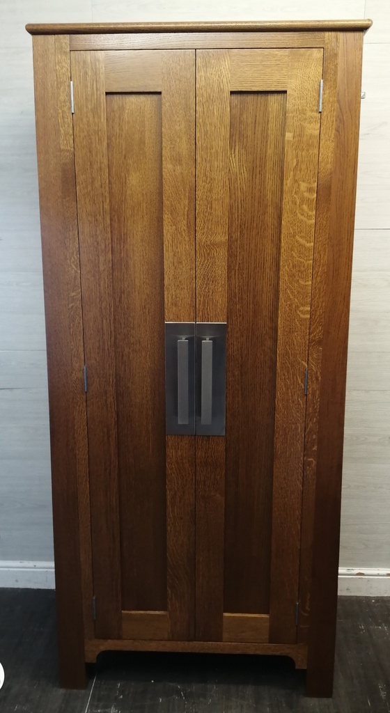 TOP QUALITY SOLID OAK KITCHEN LARDER UNIT / LINEN CUPBOARD
