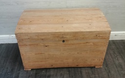 [HF17149] LOVELY OLD PINE DOME TOP BLANKET BOX