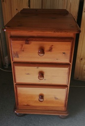 [HF17580] Quality solid pine three drawer bedside chest