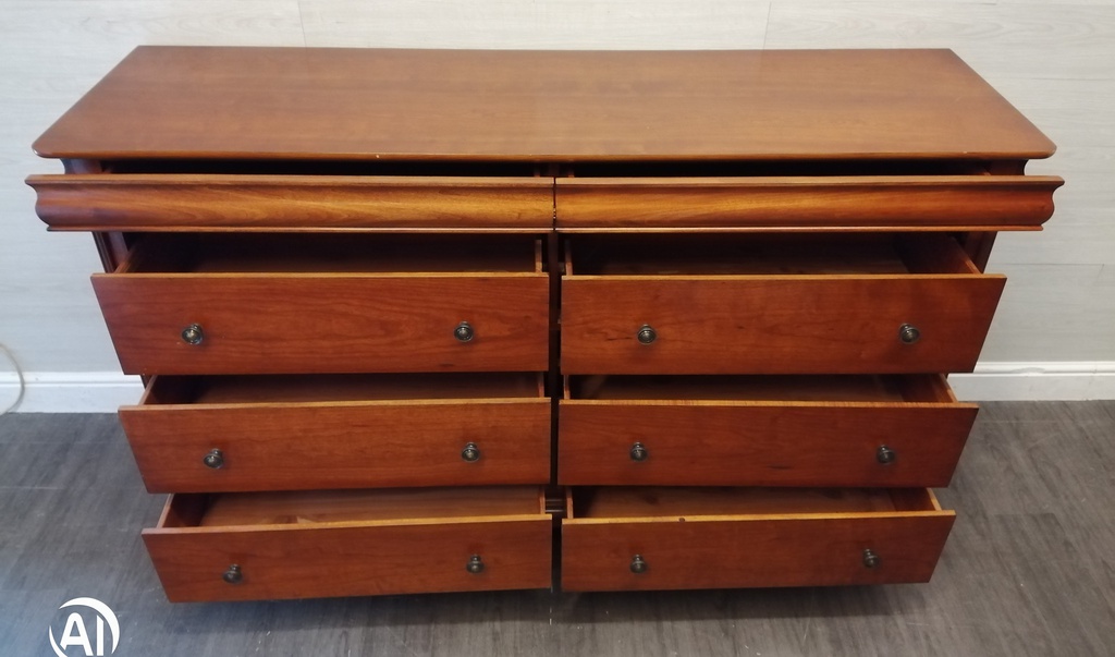 Stunning Willis and Gambier Double Eight Drawer chest