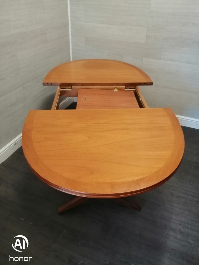 NATHAN EXTENDING DINING TABLE
