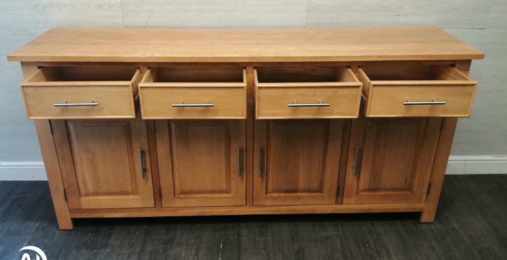 LOVELY QUALITY LARGE OAK SIDEBOARD