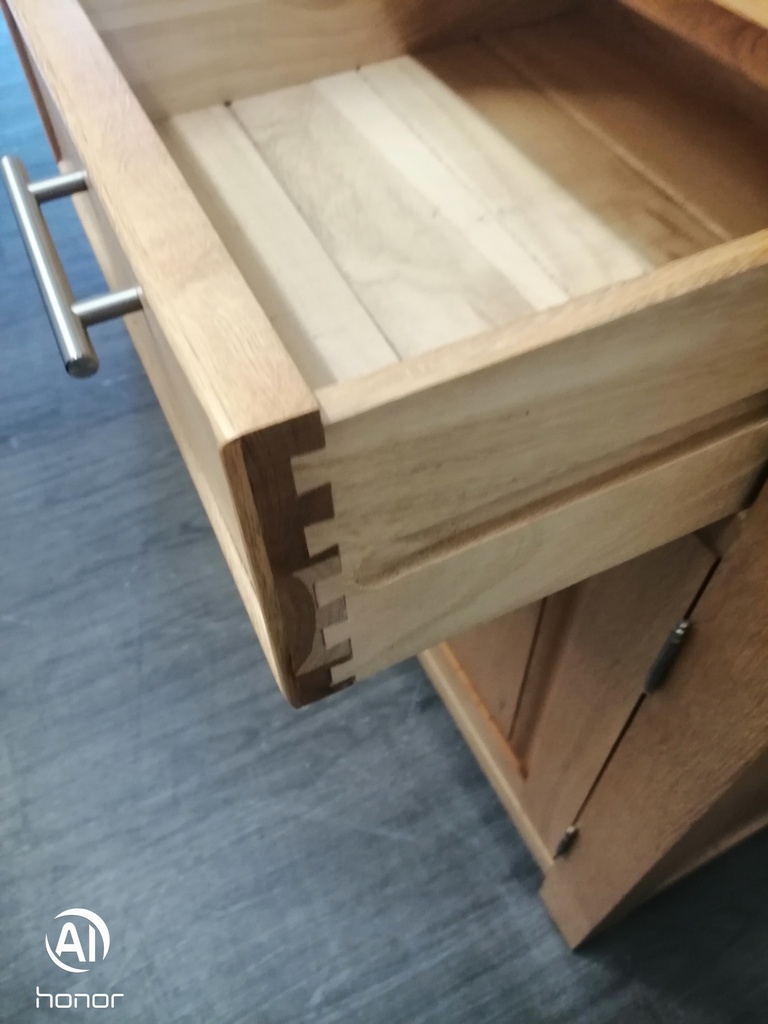 LOVELY QUALITY LARGE OAK SIDEBOARD