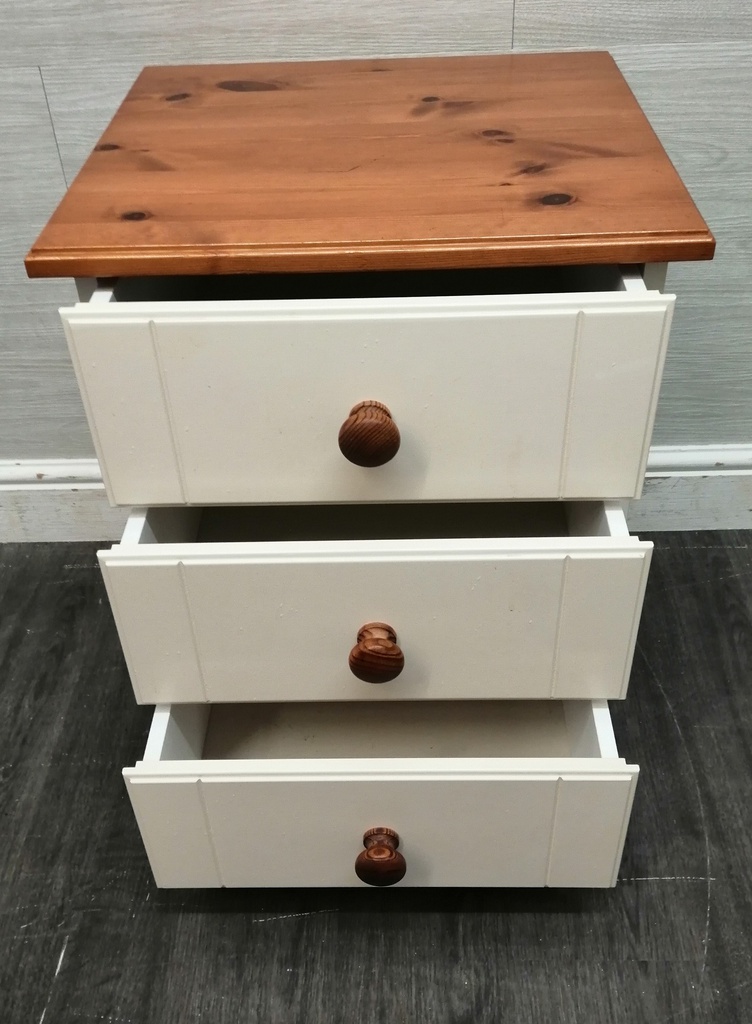 Shaker Style pair of Cream bedside chests