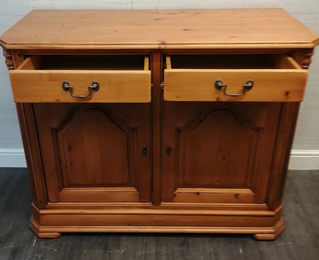 QUALITY DOUBLE PINE SIDEBOARD