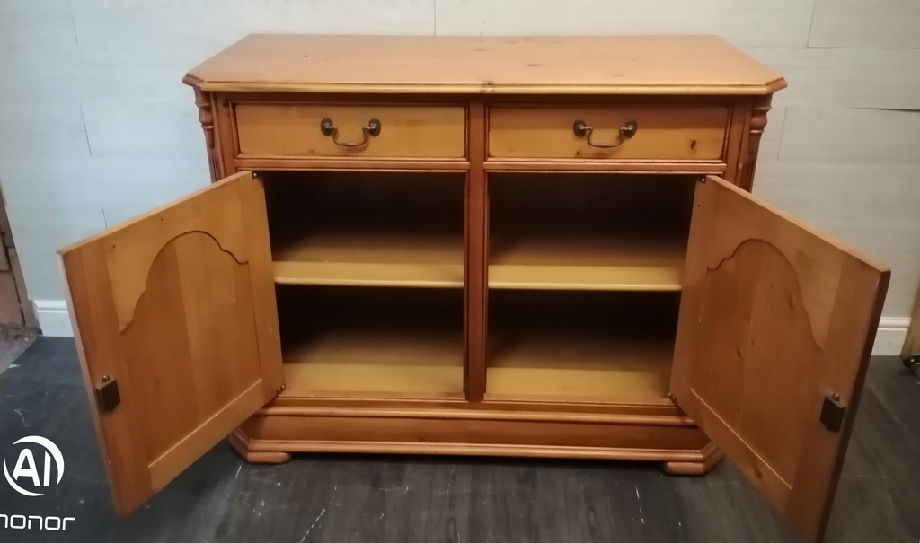 QUALITY DOUBLE PINE SIDEBOARD