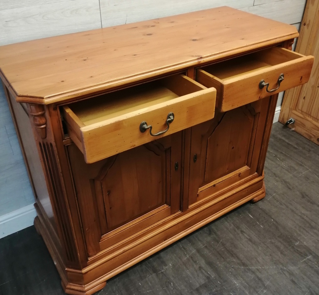 QUALITY DOUBLE PINE SIDEBOARD