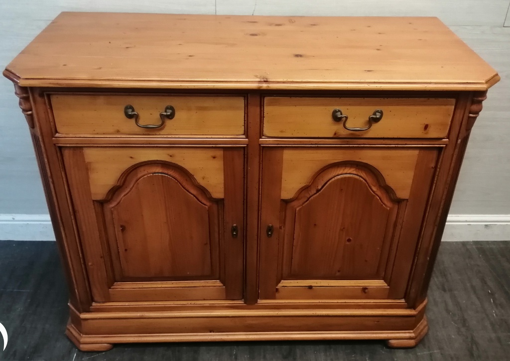 QUALITY DOUBLE PINE SIDEBOARD