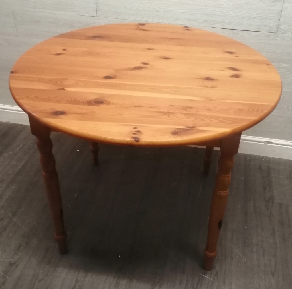 NEAT ROUND PINE TABLE