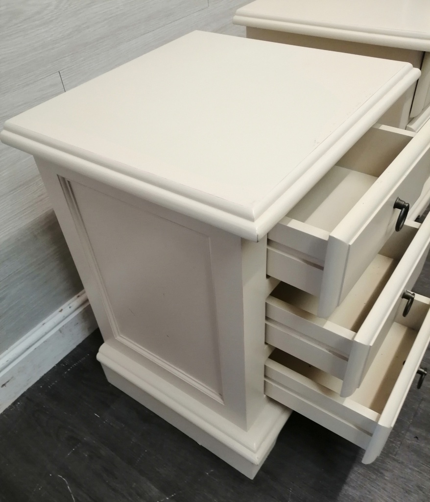 PAIR OF 3 DRAWER OFF WHITE BEDSIDE CHESTS