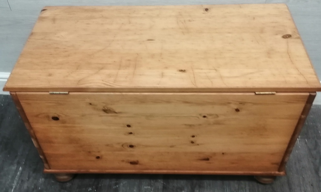Pine blanket box