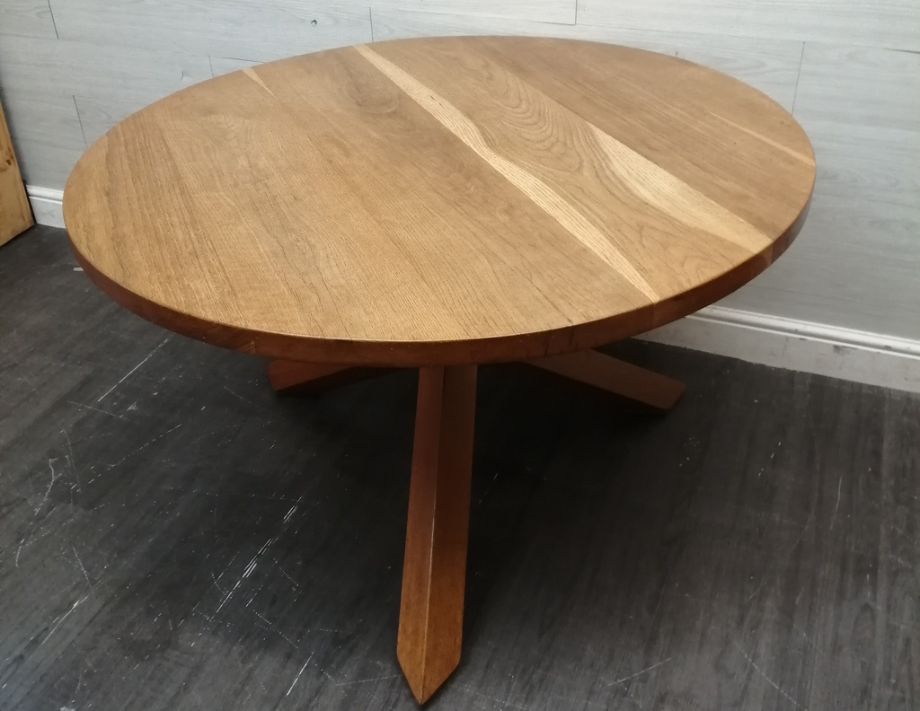 Quality oak round dining table