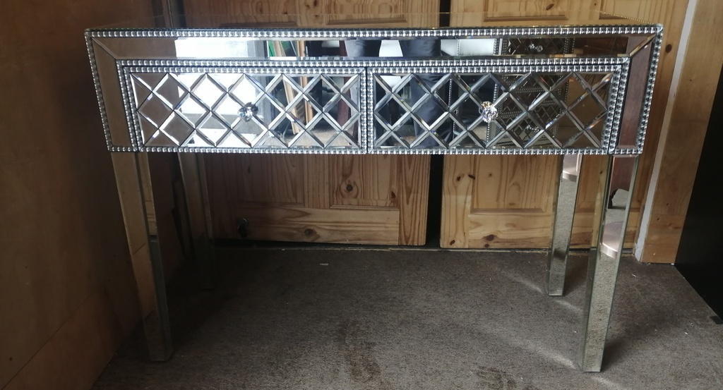 LOVELY MIRRORED BEDSIDE/ SIDE TABLE