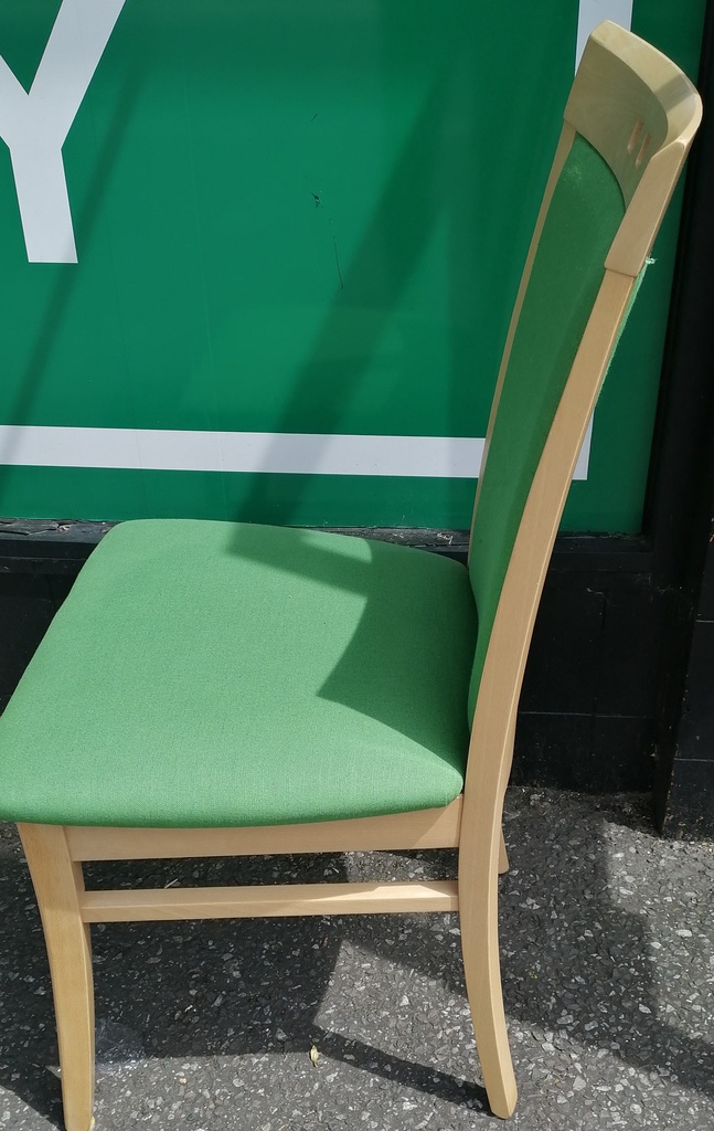 LOVELY EXTENDING TABLE AND 6 CHAIRS
