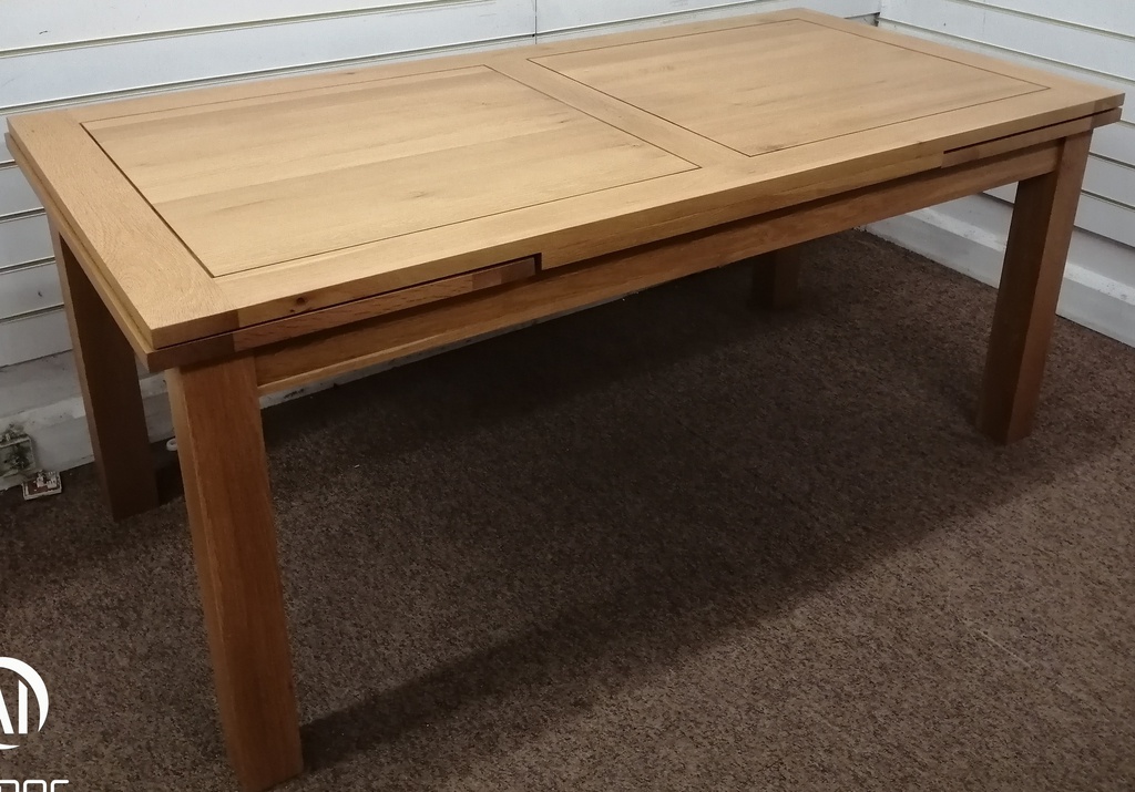 QUALITY LARGE OAK EXTENDING DINING TABLE