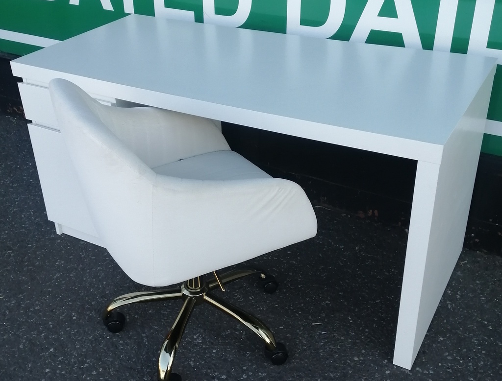 LOVELY MODERN WHITE DESK