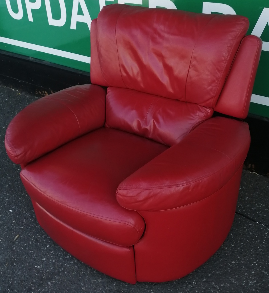 QUALITY RED LEATHER ELECTRIC RECLINER ARMCHAIR