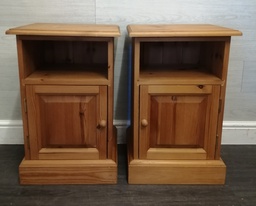 [HF16868] Pair of solid pine pot cupboard bedsides