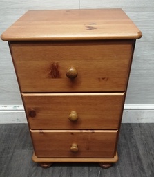 [HF17280] Pine three drawer bedside chest