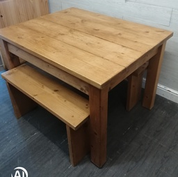 [HF18446] Lovely Rustic Pine Dining Table &amp; Two Benches